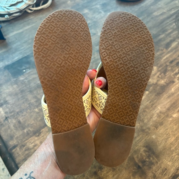 TORY BURCH Cream Yellow Flip Flops Thongs Sandals! Very good condition! 7 1/2 - Picture 6 of 9
